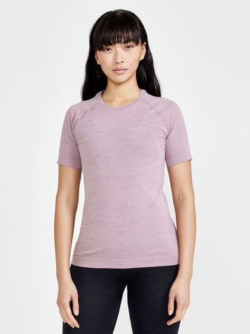 Woman models a mauve seamless short sleeve athletic shirt.